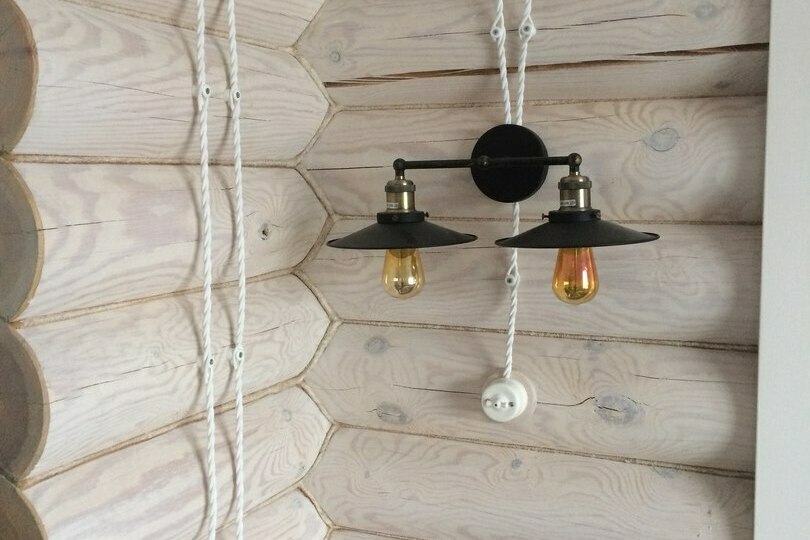 лампа, проводка и выключатель в стиле ретро
